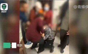 南京男医生掌掴孩童遭刑拘，妻子下跪求原谅