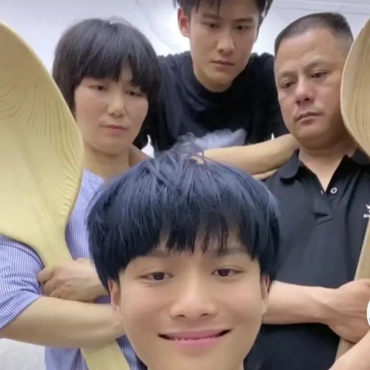 小杨哥1亿买楼后再度回应 盘点疯狂小杨哥商业版图