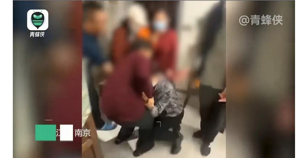 南京男医生掌掴孩童遭刑拘，妻子下跪求原谅